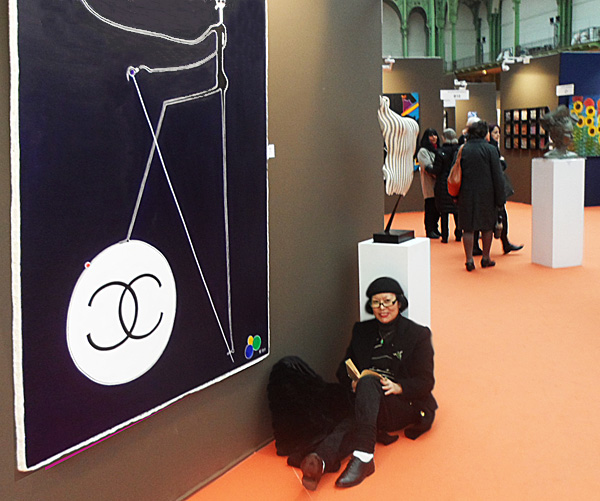 Heebok assise devant tableau KL