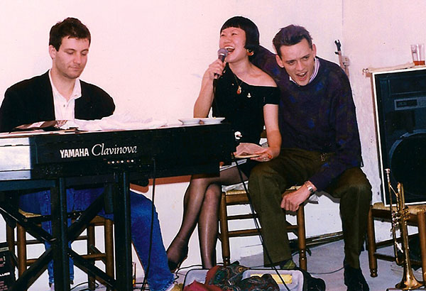 Heebok chante avec deux musiciens
